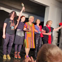 Die Belziger Bachstelze am Frauentag 2024 ging an Shakti und Matthias Paqué. <br>v.l.n.r.: Matthias Paqué, Shakti Paqué, Gerlinde Kempendorff, Cornelia Hellwig, FrauAndrea. <br>(Foto: Gudrun Siekmann)