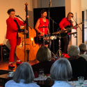 Ein sehr fröhliches Konzert des fantastischen Trios Abends mit Beleuchtung im vollbesetzten KleinKunstWerk.