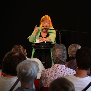 Am 26.07.2026 las Franziska Troegner im rappelvollen KKW aus dem Leben in Ost und West
